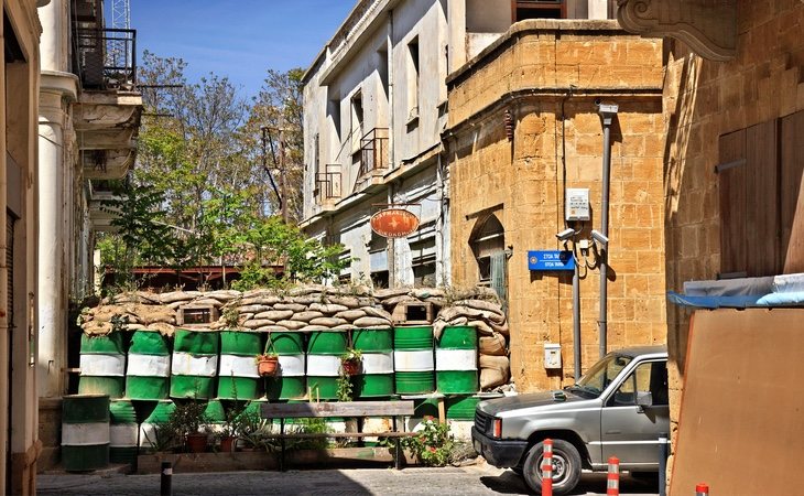 Los muros en Nicosia emergen en cualquier intersección y dejan zonas completamente abandonadas