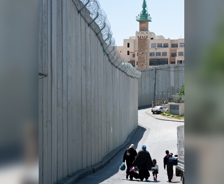 El barrio de Abu Dis y el Jerusalén se encuentran completamente separados por un muro de grandes dimensiones