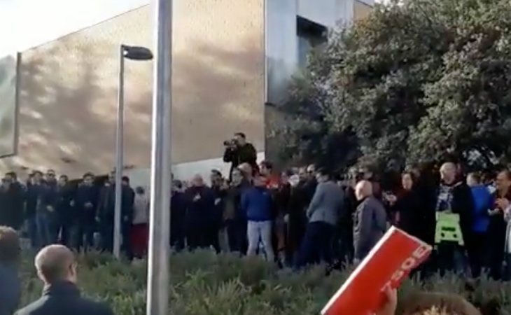 Pedro Sánchez ha sido recibido en el colegio electoral entre abucheos y gritos de '¡presidente!'