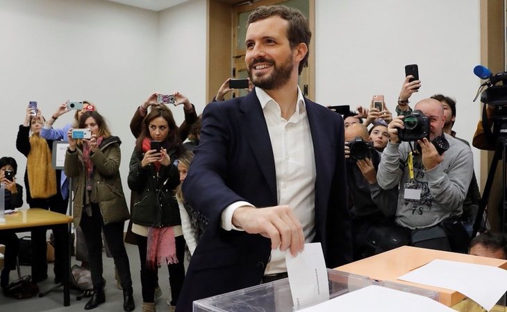 Pablo Casado (PP) ejerce su derecho al voto: 'Podemos elegir entre continuidad y cambio'