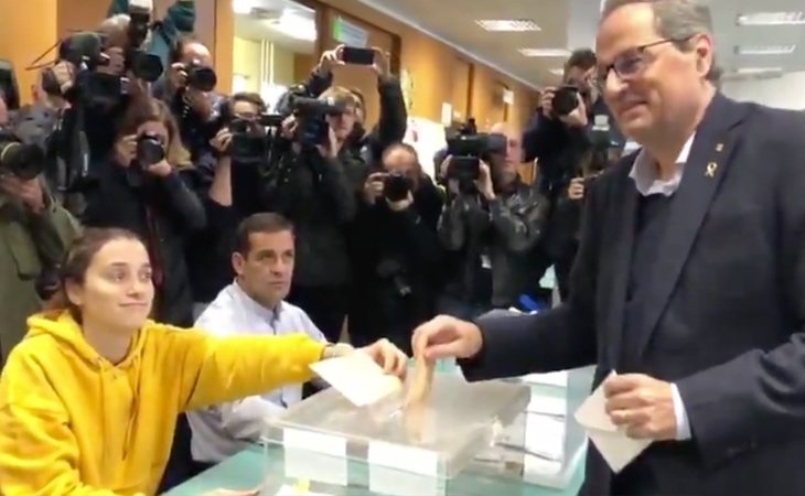 Quim Torra vota ante su hija, que preside una mesa electoral, y anima a votar a todos los catalanes