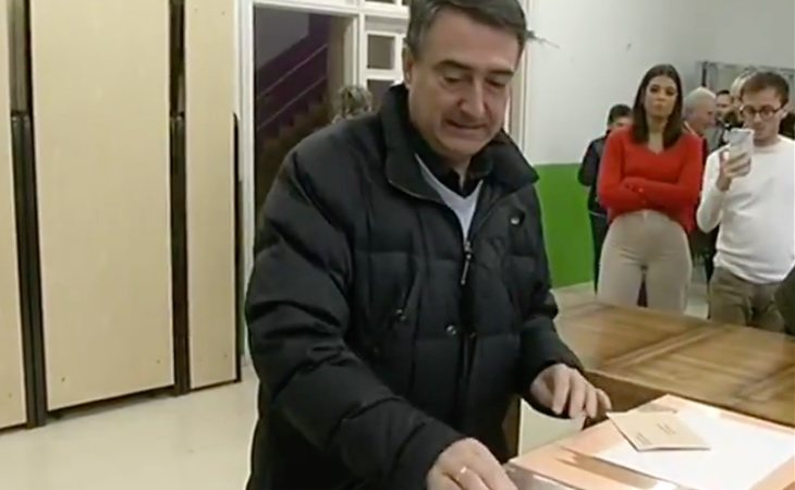 Aitor Esteban (PNV) ya ha votado y advierte: 'Nos jugamos mucho en libertades y derechos'