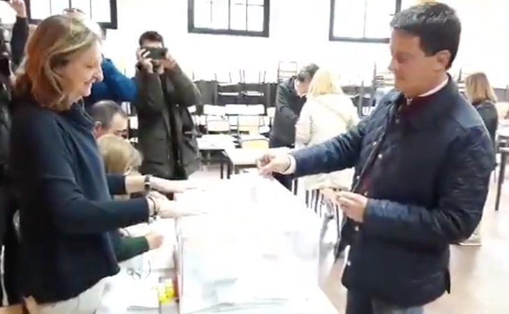 Manuel Valls, concejal del Ayuntamiento de Barcelona, ya ha votado