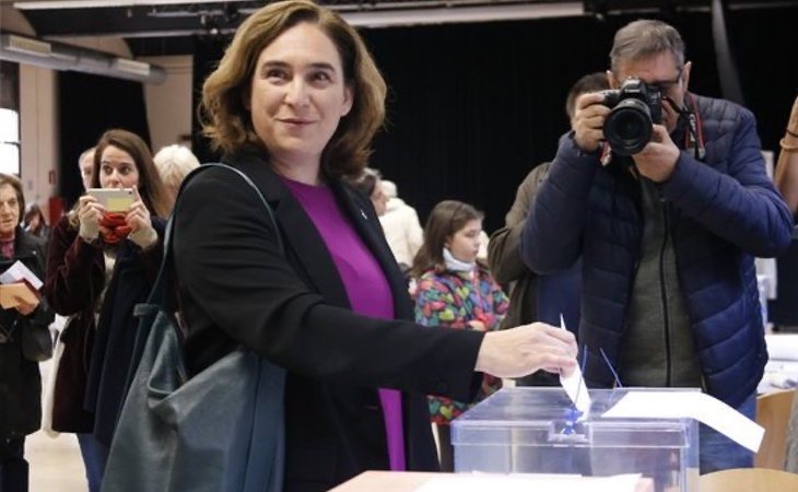 Ada Colau, alcaldesa de Barcelona, vota y advierte del 'ascenso de la extrema derecha' apelando a 'defender la democracia y el diálogo'