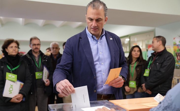 '¡Por España!': El grito Javier Ortega Smith (VOX) cuando ha depositado su voto en la urna