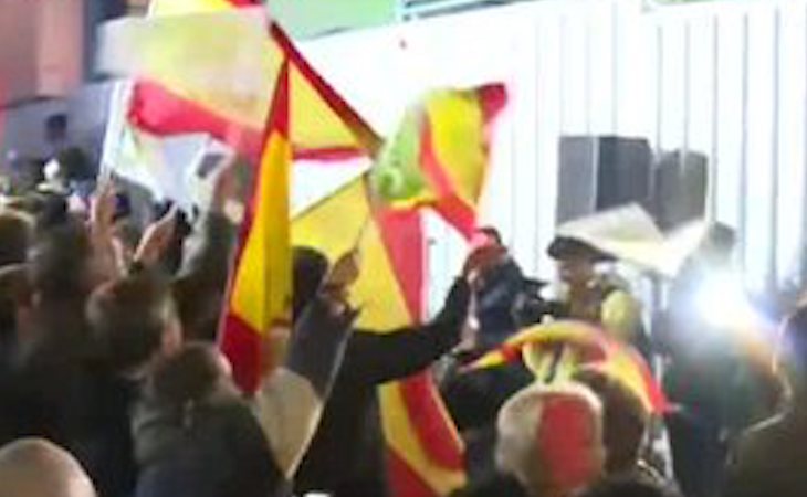 En VOX celebran a ritmo de 'Que viva España' y a gritos de 'presidente' a Santiago Abascal