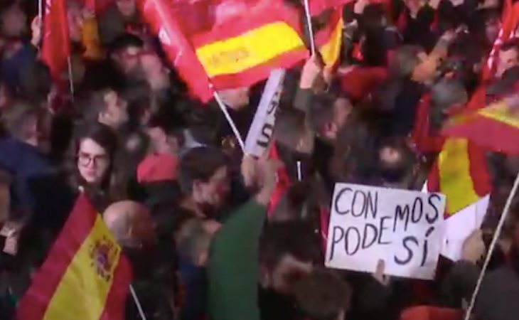 En Ferraz, sede del PSOE, cambian el 'Con Rivera, NO' de abril al 'Con Podemos, SÍ', tras el resultado electoral