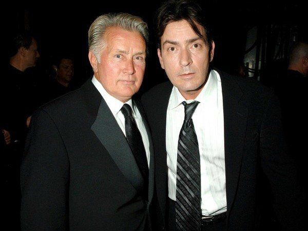 Martin Sheen (izq) junto a su hijo Charlie Sheen