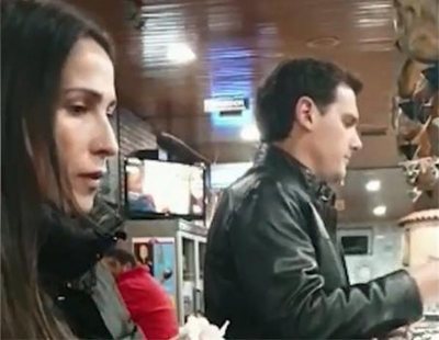 Sorprenden a Albert Rivera y Malú en un bar de carretera tras la dimisión