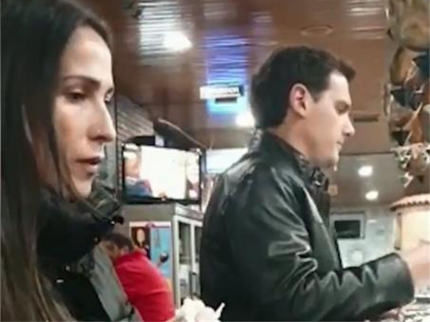 Sorprenden a Albert Rivera y Malú en un bar de carretera tras la dimisión