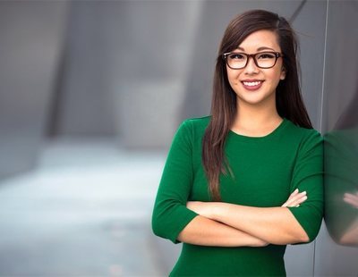 Empresas japonesas prohíben las gafas a empleadas: "Parecen poco femeninas, demasiado inteligentes"