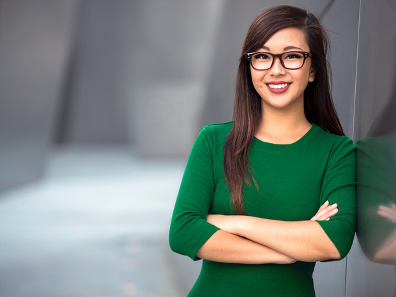 Empresas japonesas prohíben las gafas a empleadas: "Parecen poco femeninas, demasiado inteligentes"