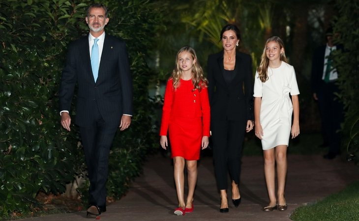 Los reyes Felipe VI y doña Letizia junto a sus hijas, la princesa Leonor y la infanta Sofía, en los premios de la Fundacíon Princesa de Girona