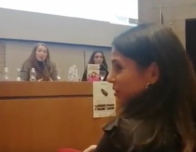 La prima de Albert Rivera se enfrenta con feministas en un congreso de Violencia de Género