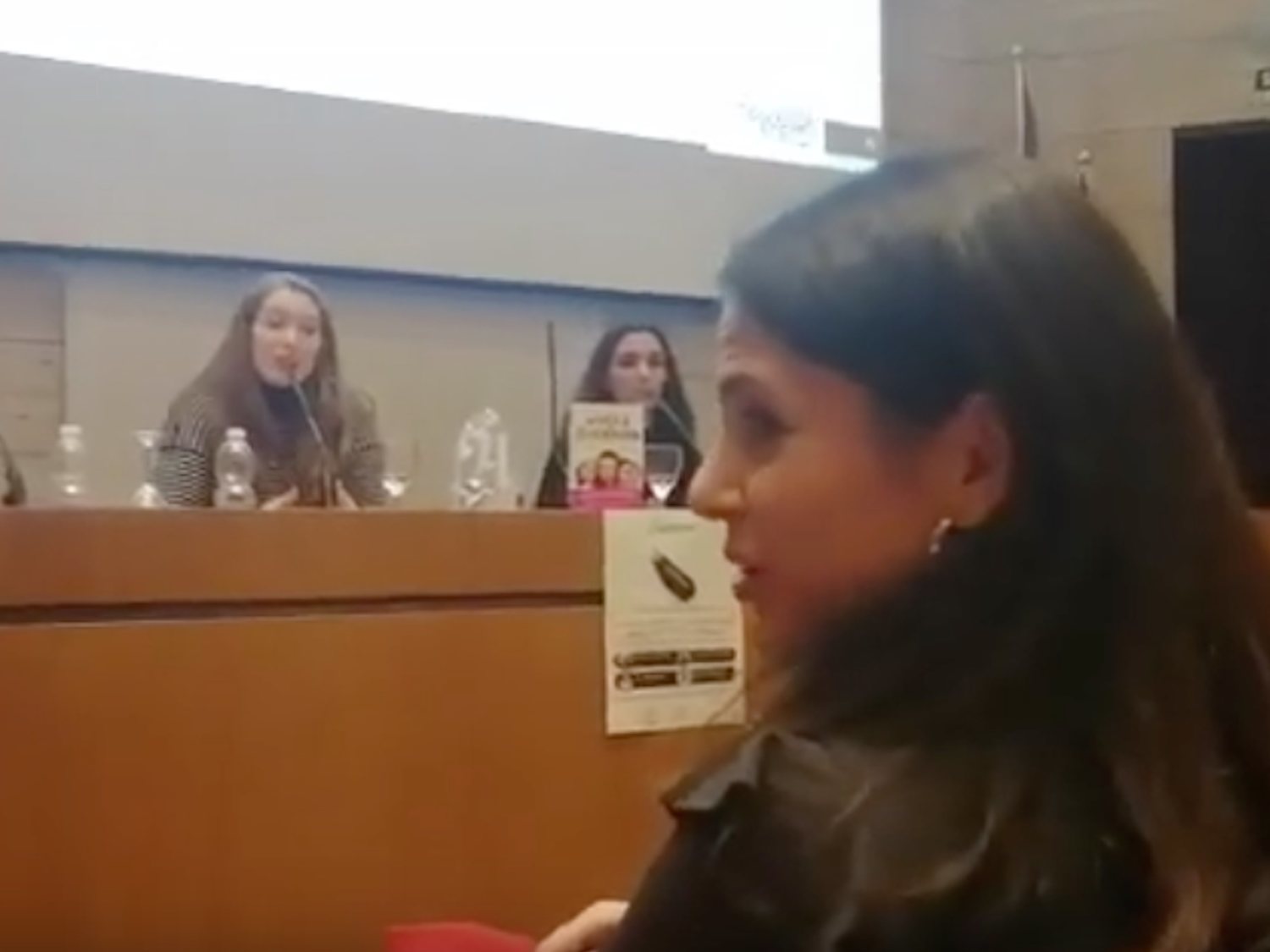 La prima de Albert Rivera se enfrenta con feministas en un congreso de Violencia de Género