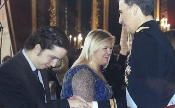 El 'Pequeño Nicolás' consiguió acudir a la proclamación de Felipe VI com rey | Fuente: Facebook