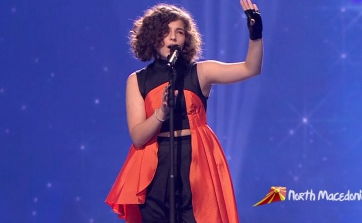 Sale al escenario Mila Moskov, representante de Macedonia del Norte y su tema 'Fire'