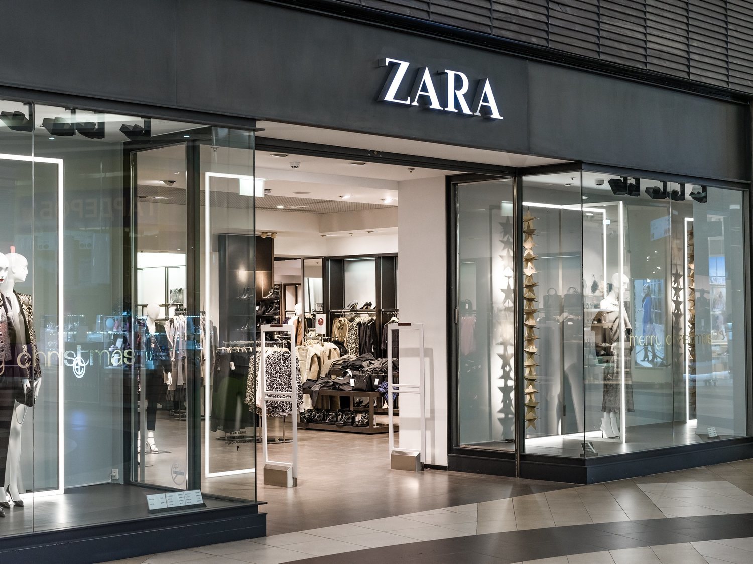 Trabajar en Zara: Así son las condiciones y salarios de sus dependientes y cajeros