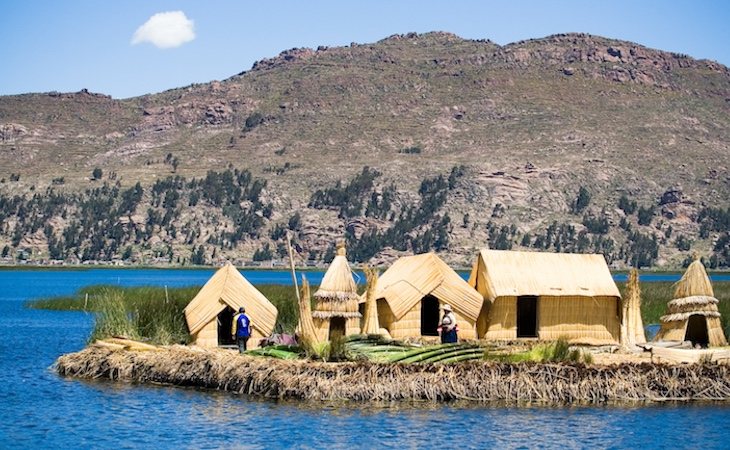 Los Uros viven en islotes del lago Titicaca