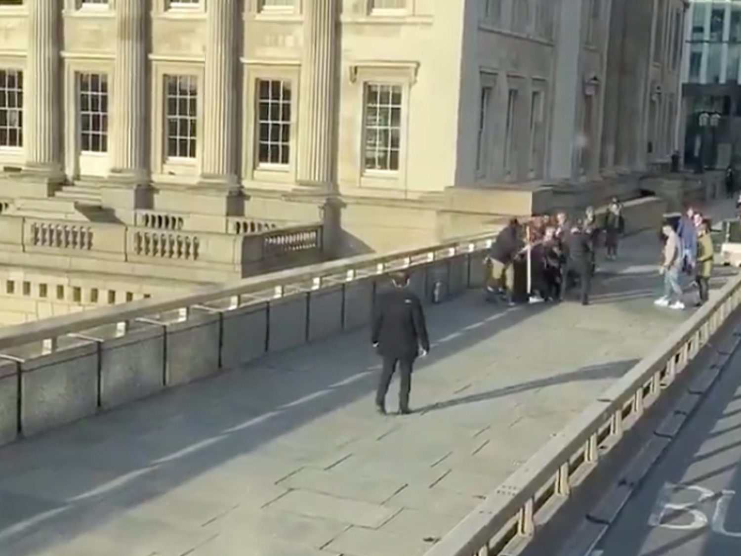 Varios heridos en un atentado con un cuchillo en el Puente de Londres: la Policía ha abatido a un atacante