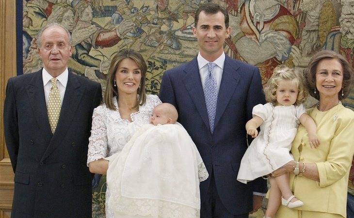 Don Juan Carlos, doña Letizia con su segunda hija la infanta Sofía, don Felipe y doña Sofía con Leonor en brazos