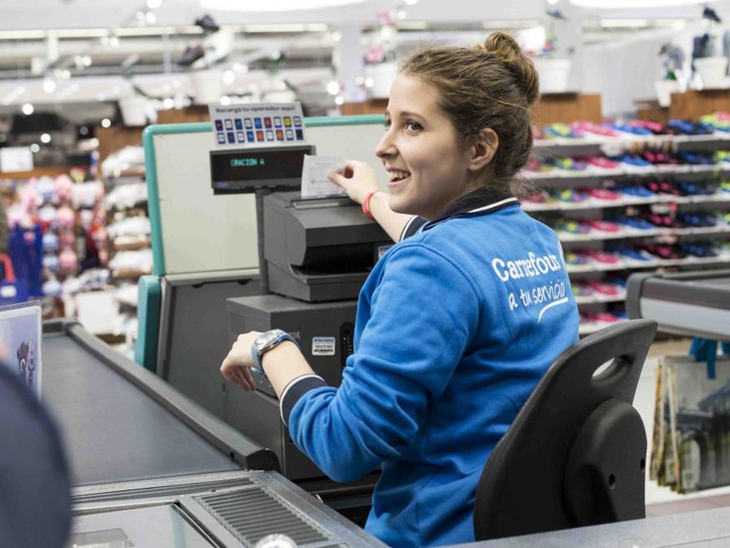 Trabajar en Carrefour: Así son las condiciones y salarios de sus dependientes y cajeros