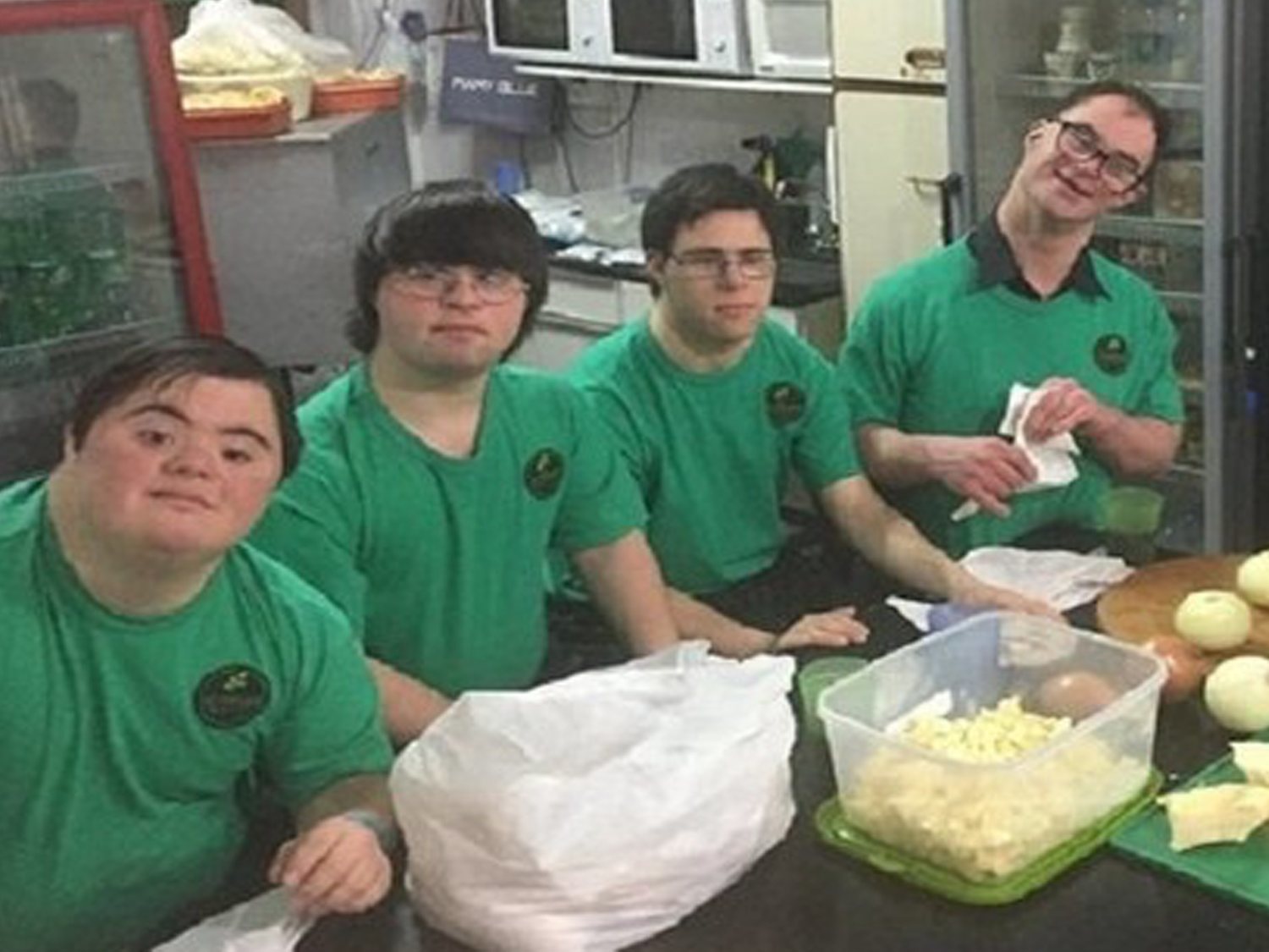 Cuatro amigos con Síndrome de Down abren su propia pizzería tras no encontrar trabajo