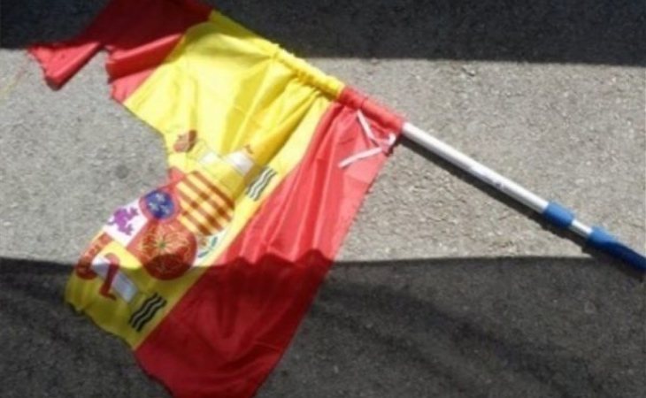 Así quedó la bandera española rajada