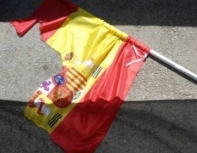 Condenan a tres independentistas por rajar una bandera de España con un cúter