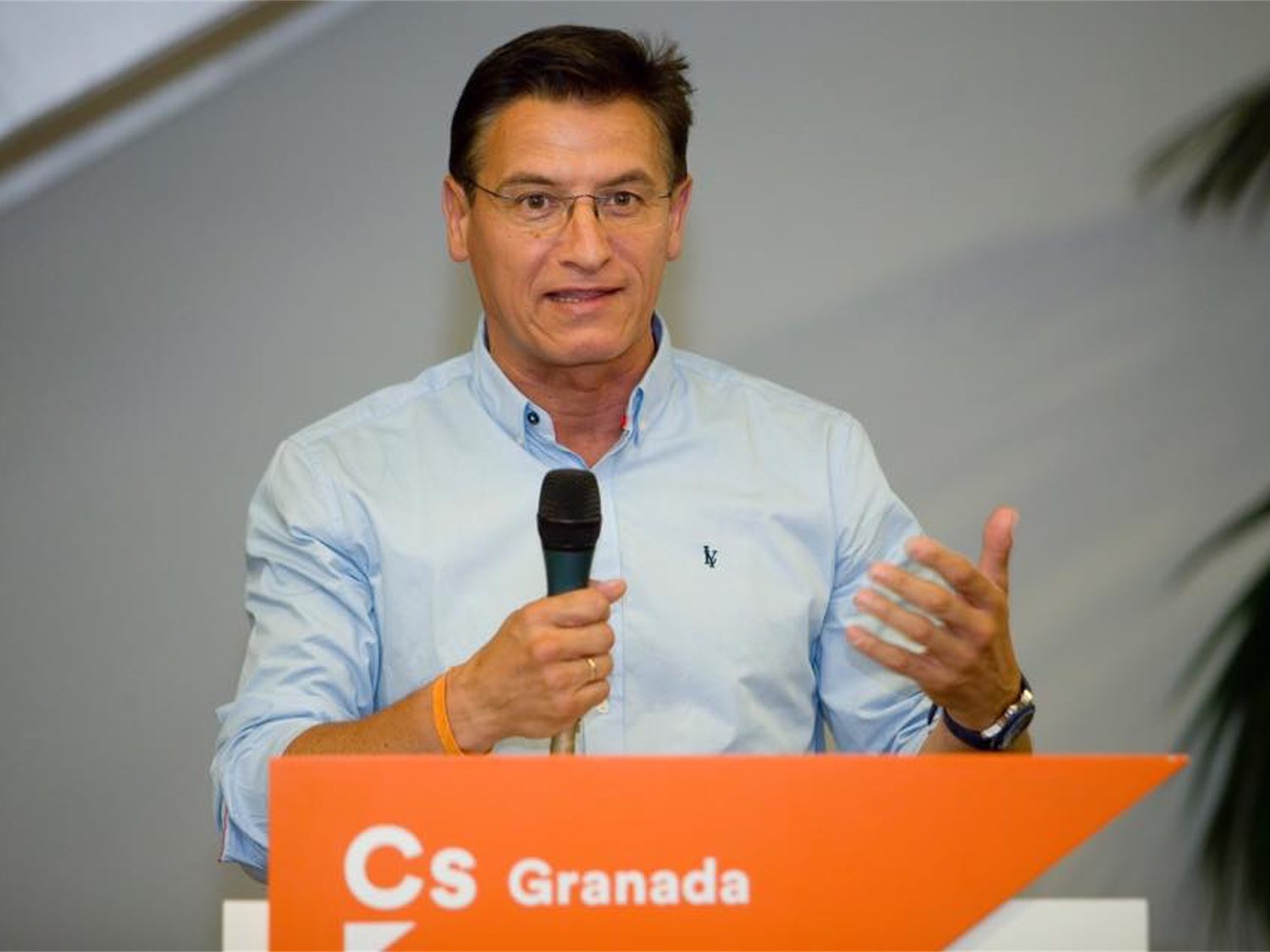 Llenan el Instagram del alcalde de Granada (Cs) de banderas LGTBI por eliminarlas de los semáforos