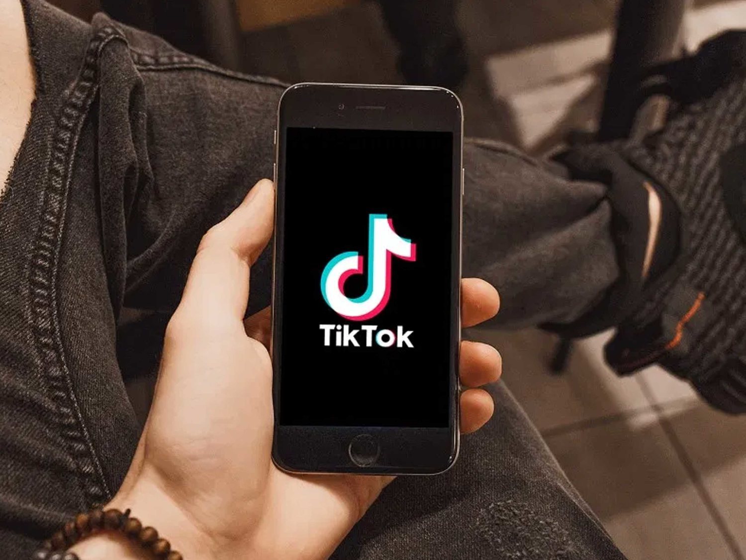 Dos jóvenes graban boca abajo un vídeo para Tik Tok tras sufrir un accidente de tráfico