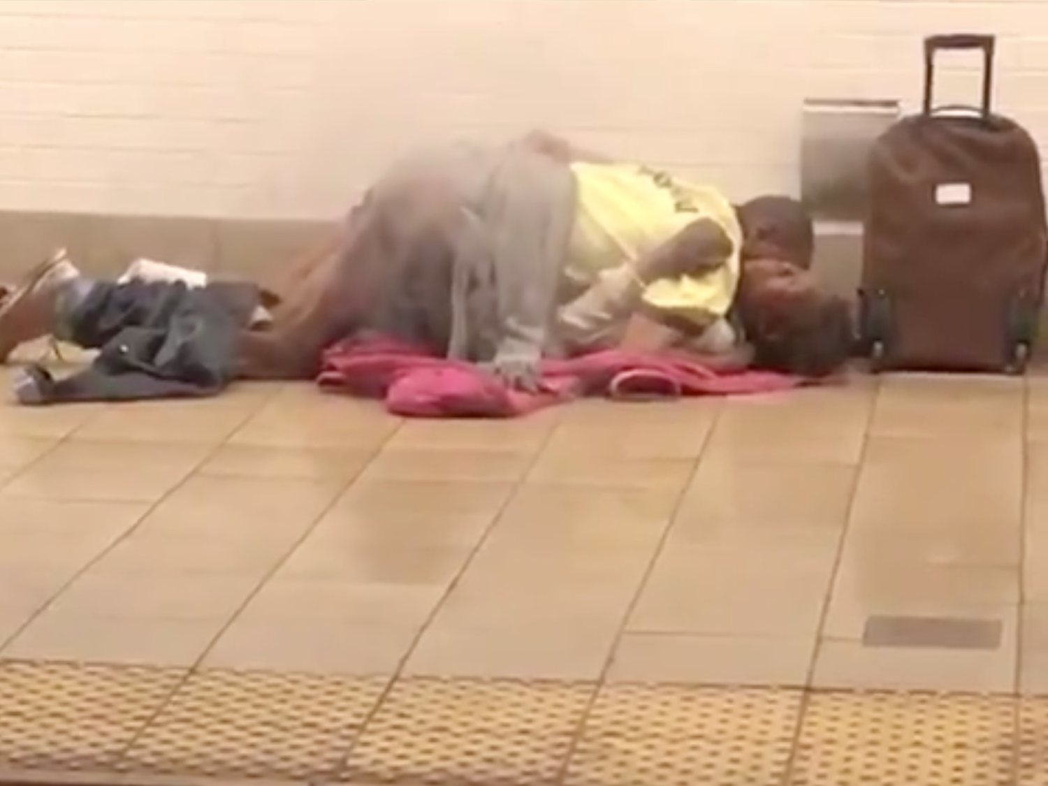 Graban a una pareja teniendo sexo en un andén del metro de Nueva York en plena hora punta