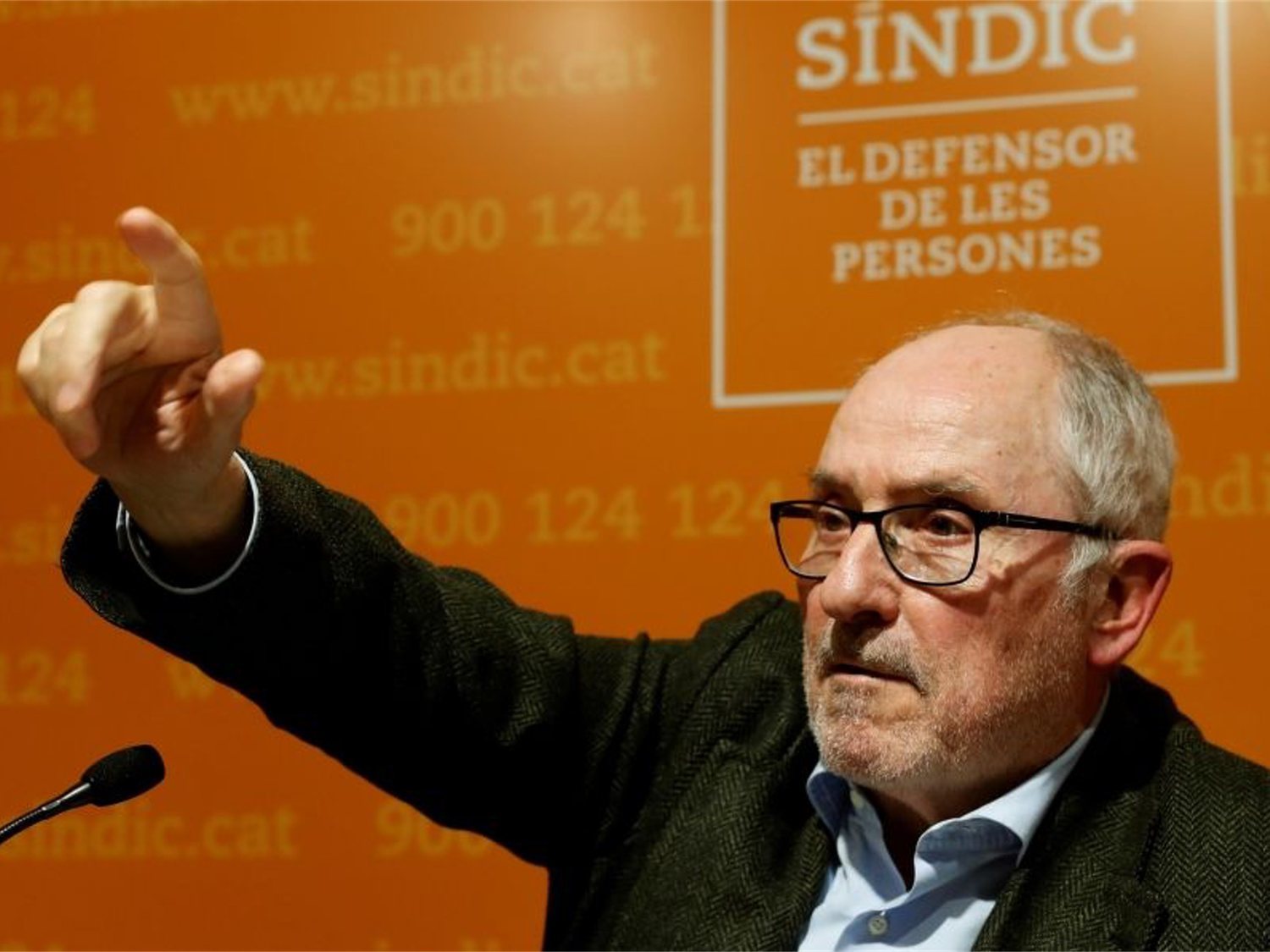 El Defensor del Pueblo catalán dice que los pacientes españoles colapsan su sanidad