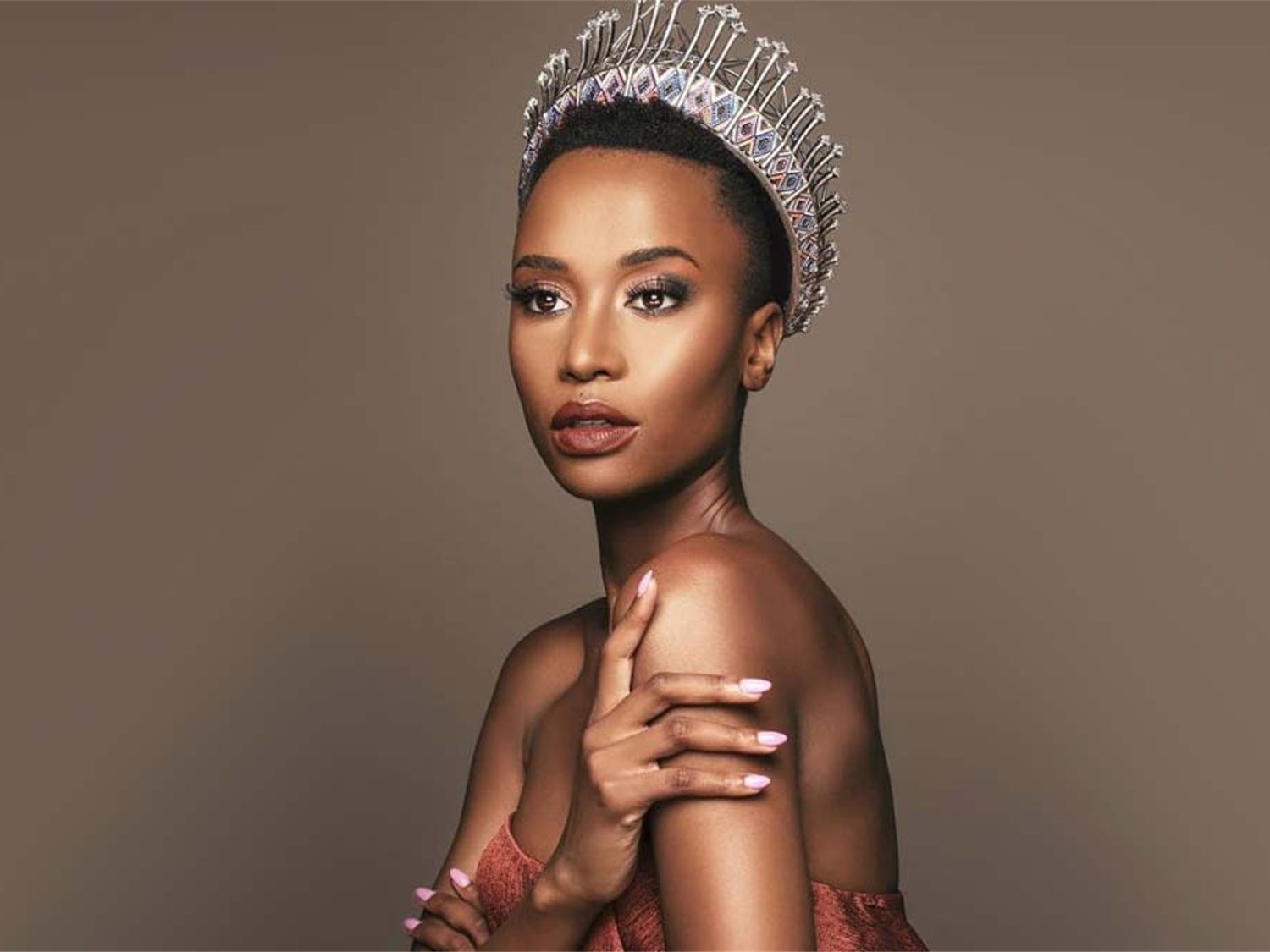 El mensaje feminista de la sudafricana Zozibini Tunzi al ser coronada Miss Universo 2019