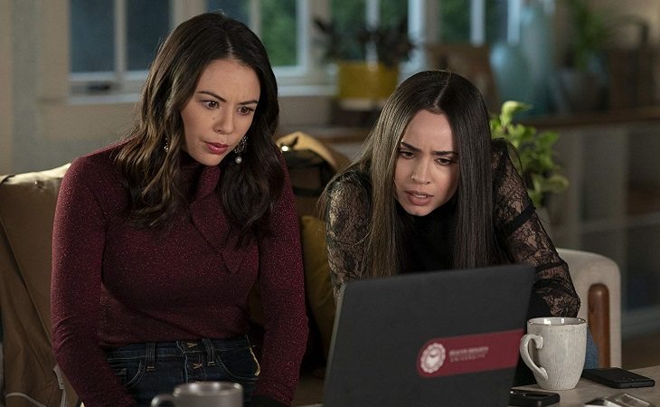 Janel Parrish y Sofia Carson en 'Pretty Little Liars: The Perfectionists'