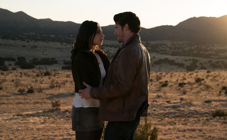 NAthan Parsons y Jeanine Mason en 'Roswell, New Mexico'