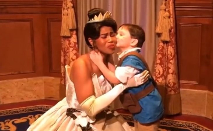 El pequeño Jack junto a Tiana, una princesa Disney