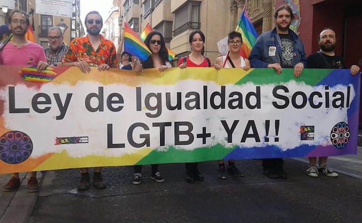 La FECyLGTB+ en una manifestación por la Ley de Igualdad | Fuente: Facebook