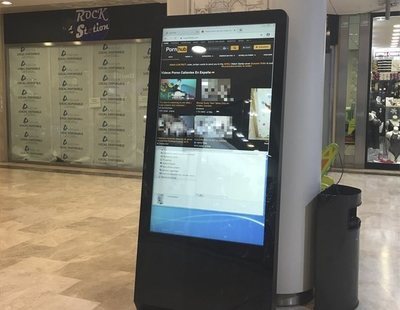 Un centro comercial de Madrid exhibe vídeos sexuales de Pornhub en sus pantallas