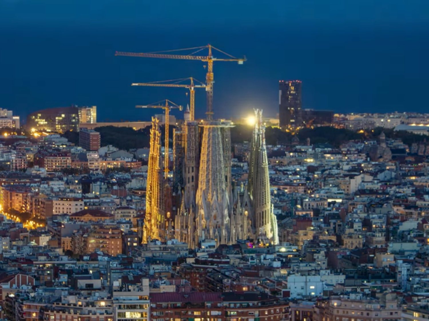 El vídeo navideño de la Sagrada Familia aparece en 6 idiomas y ninguno es el castellano