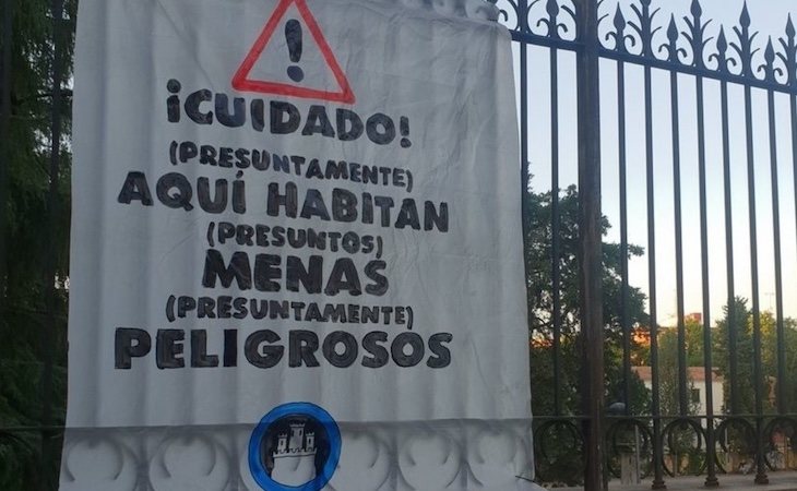 Pancarta de 'Hogar Social' en el centro de Hortaleza | Fuente: Twitter