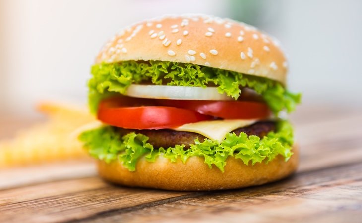 Sanidad ha lanzado una alerta alimentaria sobre un lote de hamburguesas distribuido en supermercados