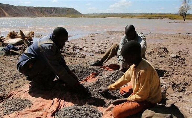 Los menores se ven obligados a trabajar en las minas de cobalto en condiciones completamente precarias