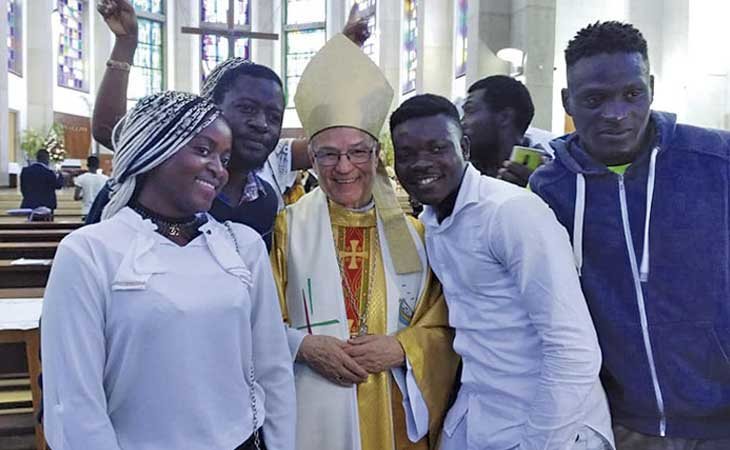 Santiago Agrelo con Inmigrantes (Foto: Vida Religiosa)