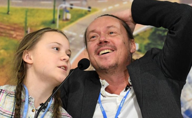 Greta Thunberg junto a su padre