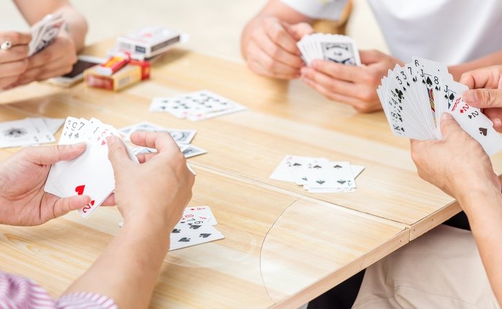 Juegan a cartas y dados para determinar quién tendrá suerte durante el año siguiente