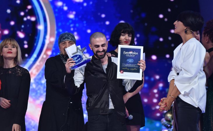 Tornike Kipiani recibiendo el trofeo en el 'Georgian Idol'