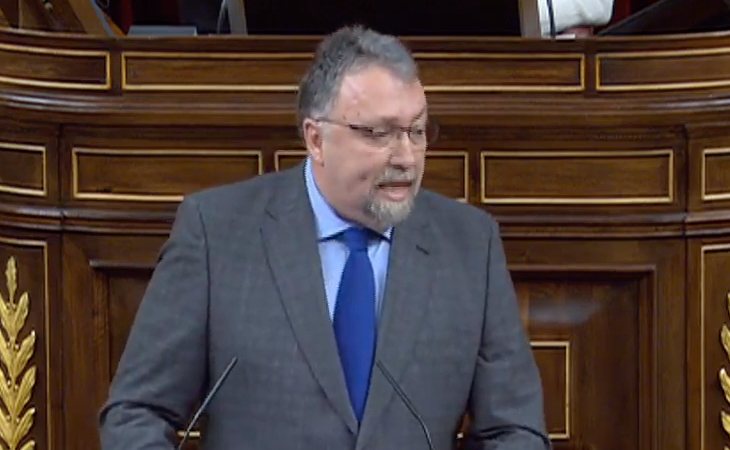 Isidro Martínez (Foro Asturias) finaliza su intervención al grito de '¡Viva la Constitución, viva el rey y viva España!'