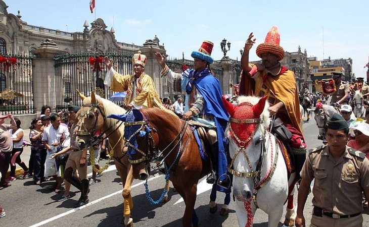 Cabalgata de Reyes Magos en Perú