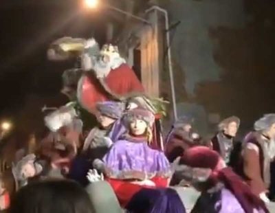 Pánico en la Cabalgata: el rey Melchor de Terrasa se lía a 'caramelazos' con el público